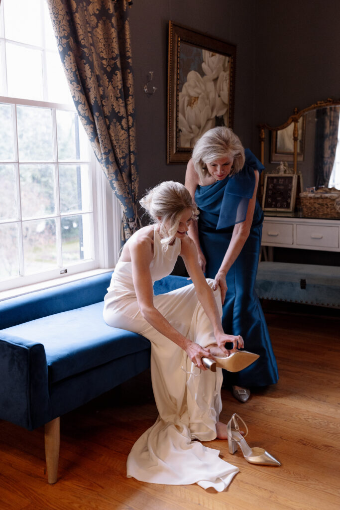 mom helping daughter get ready for her wedding in spartanburg sc